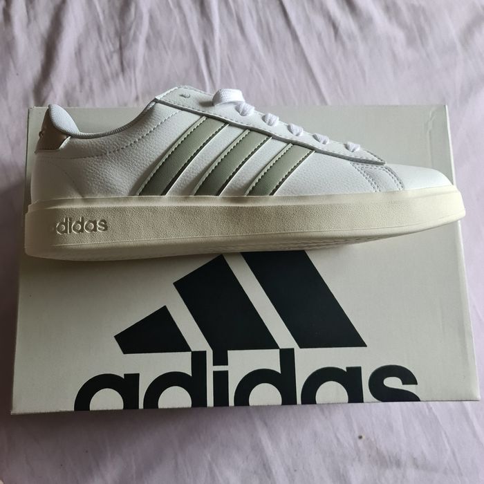 Vendo tênis adidas novo