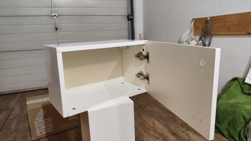 Biała na połysk wisząca szafka