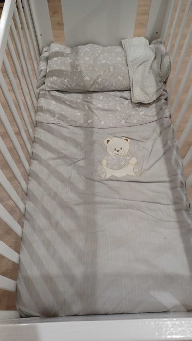 Cama de bebé em MDF lacado