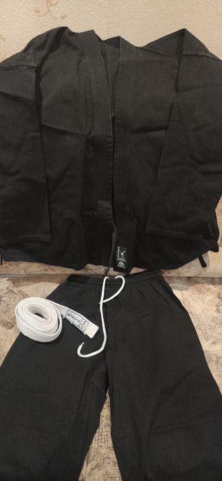Продам кимоно чорное ,белое