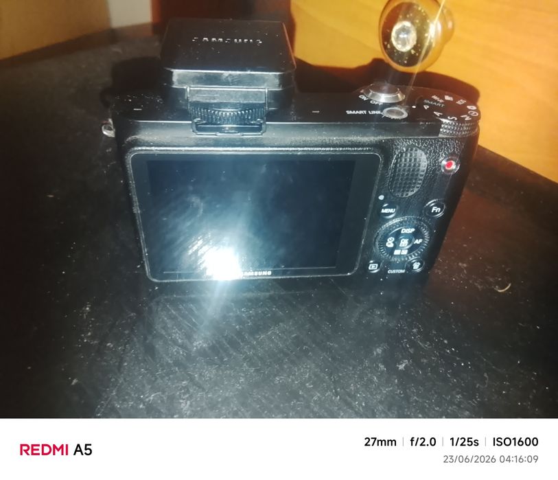 Máquina fotográfica Samsung com carregador e cartão de memória  a trabalhar sem problemas poso incluir um tripé e bolsa