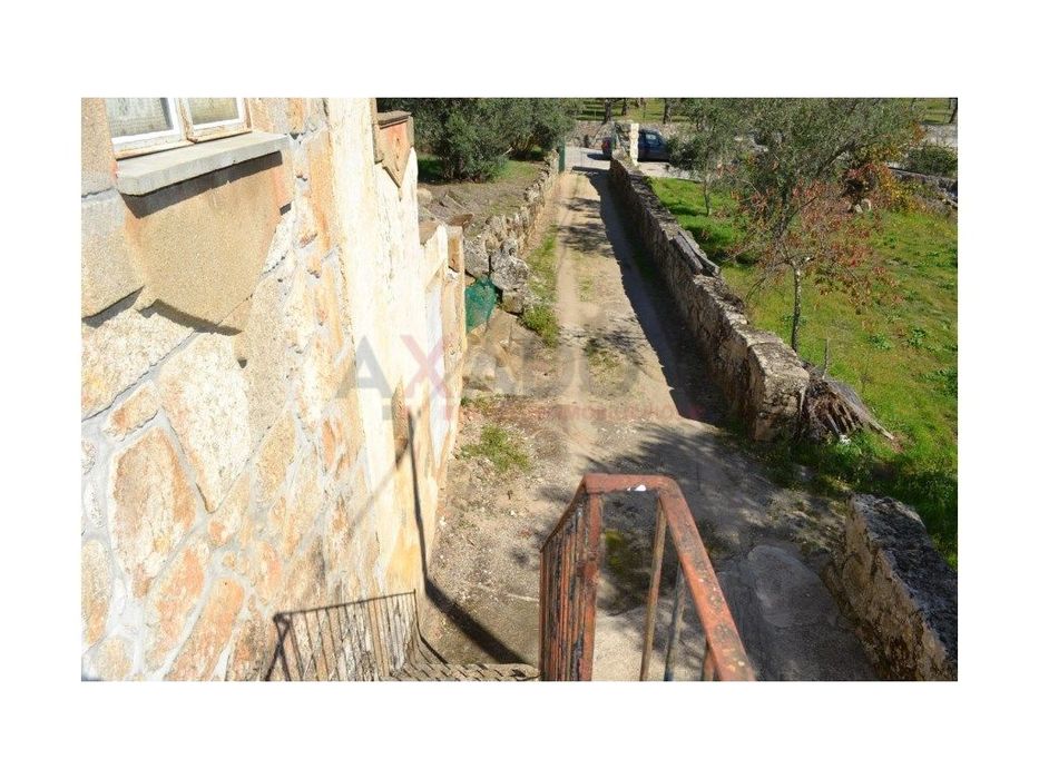 Moradia Em Pedra Com Vistas Para A Serra Da Estrela Santiago Seia