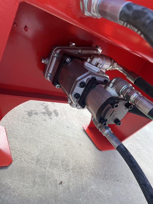 Rachador de lenha com plataforma e radiador