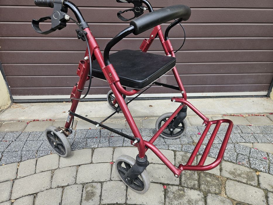 Chodzik, balkonik dla starszej osoby.