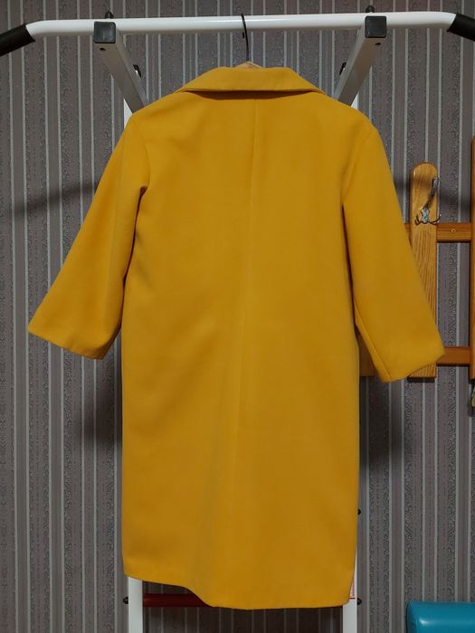 Женское пальто горчично-желтого цвета