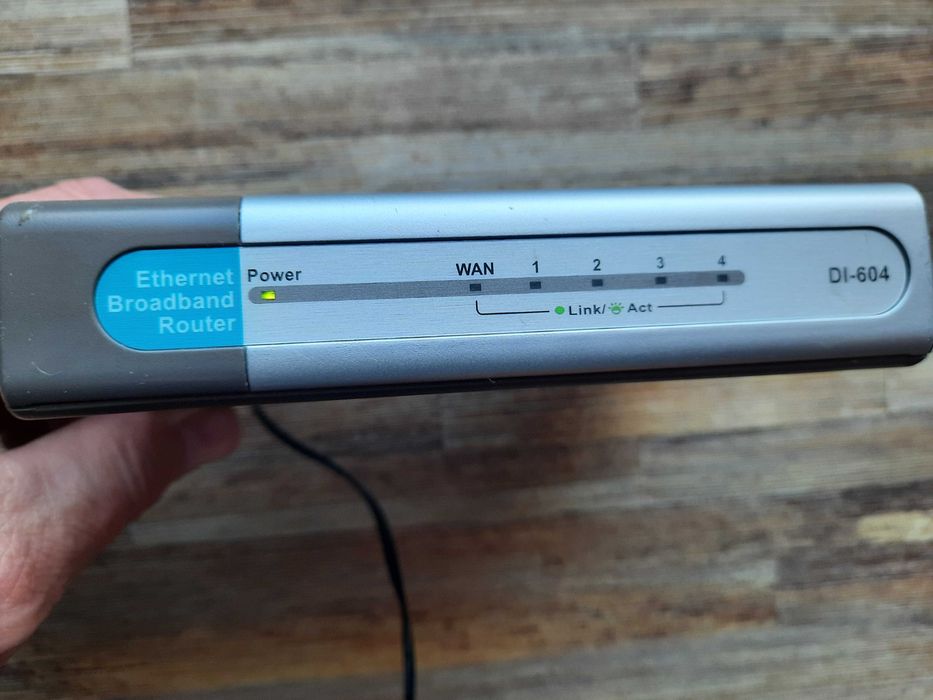 Router D-Link DI-604 - tania okazja za solidny sprzęt z zasilaczem
