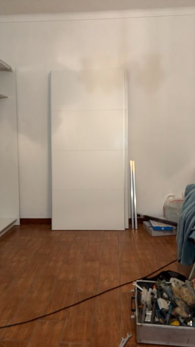 Vendo roupeiro com portas de correr