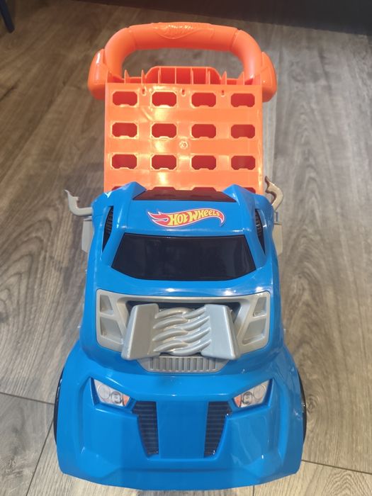 Wyrzutnia samochodzików,walizka  Hot Wheels Przechowuje do 20 samochodów