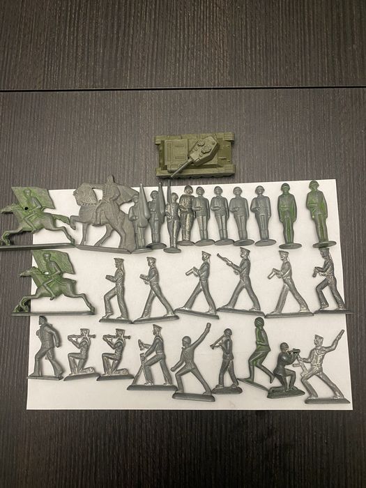 Солдатики оловянные и пластиковые