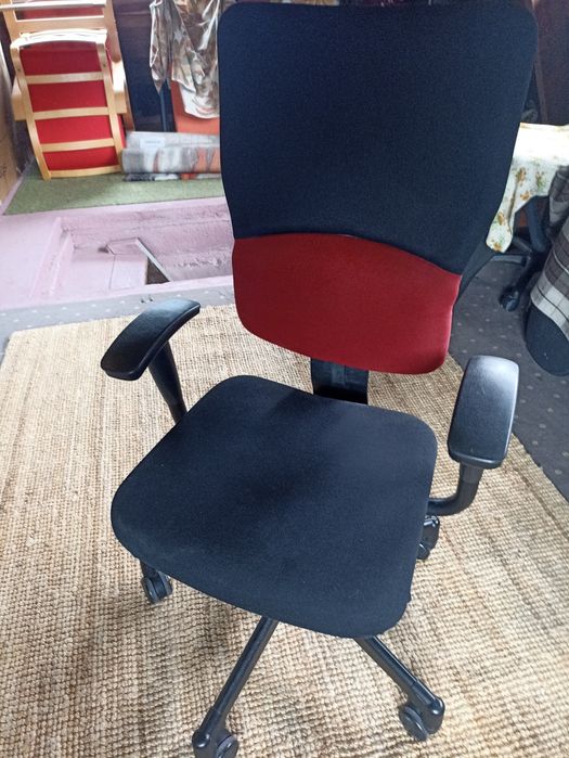3 krzesła biurowe klasy premium i 2 zwykłe stan bdb.