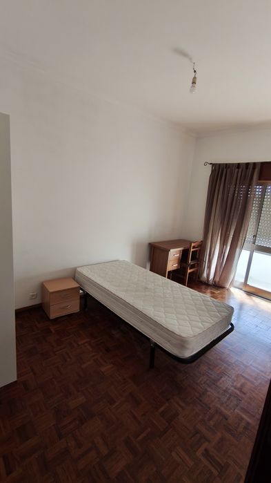 Quarto com varanda próximo da ESTGV