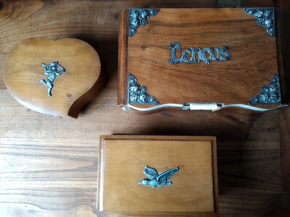 Pratos antigos e caixas de madeira.