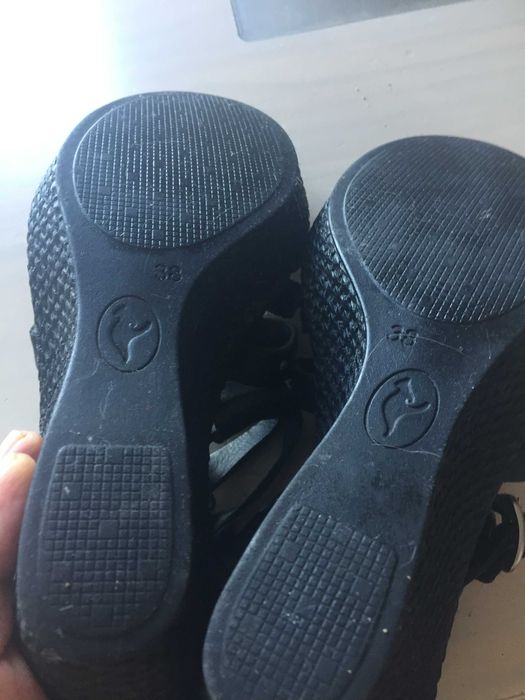 Sandálias n.º 37/38-Salto alto em cunha - NOVO