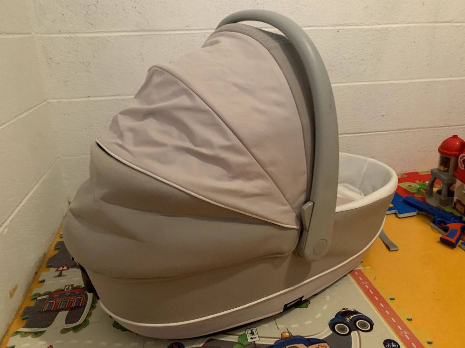 Alcofa Chicco cinza pertencente a um trio