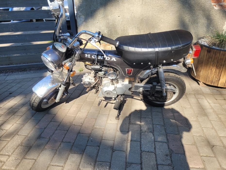 Honda dax replika.