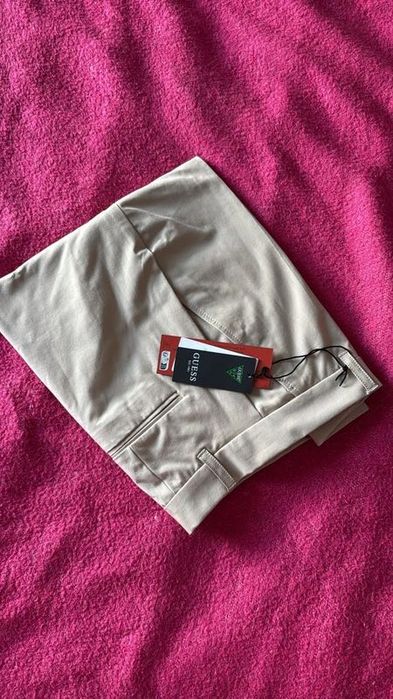 GUESS eleganckie beżowe spodnie z kantem