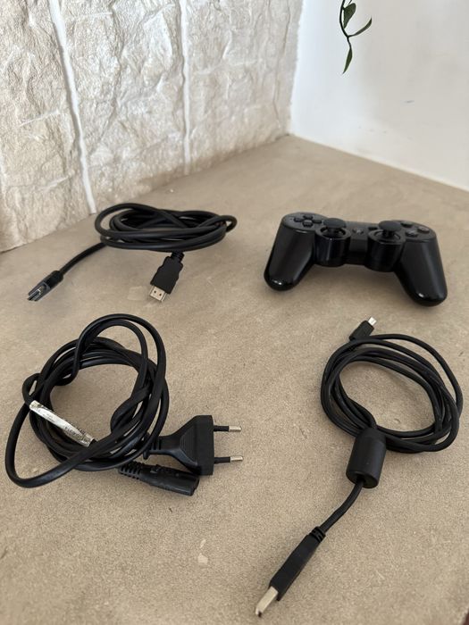 PS3 Super Slim + comando + 2 jogos + cabos