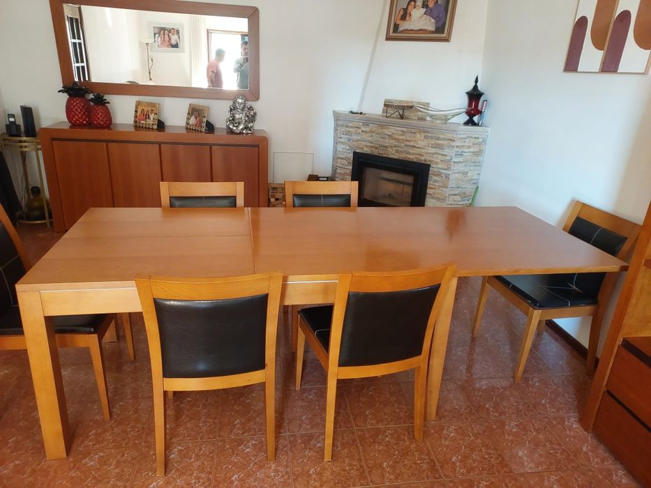 Mesa Extensível Sala Jantar em Madeira Maciça -  com 6 Cadeiras.