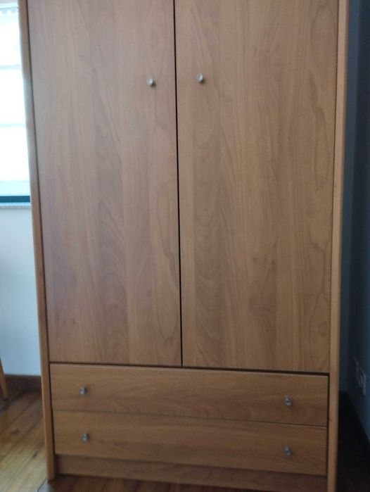 Conjunto quarto - cama, armário, mesa de cabeceira, cadeira +