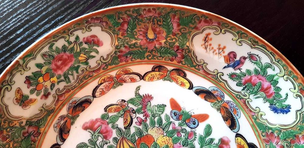 Prato porcelana chinesa família rosa borboletas (c. 1900) 24cm
