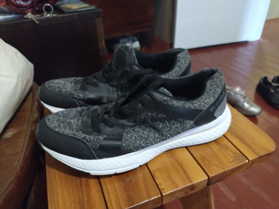 Продам мужские летние кроссовки