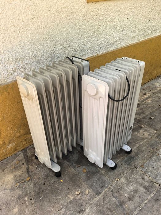 Conjunto de dois aquecedores a óleo.