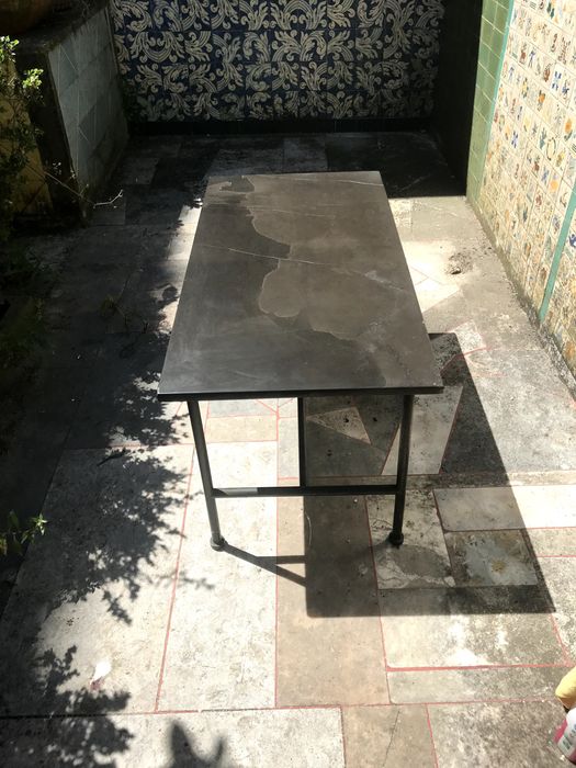 Mesa de café com tampo de mármore