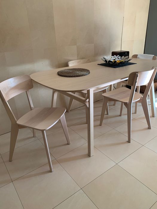 Mesa em bambu com 4 cadeiras