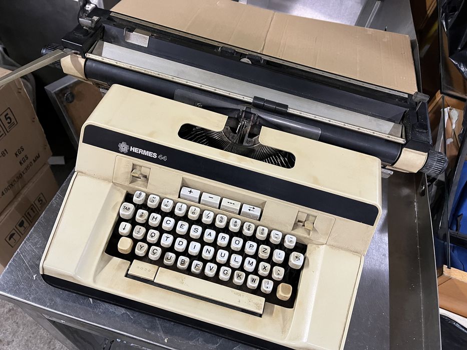 Máquina de escrever HERMES 44