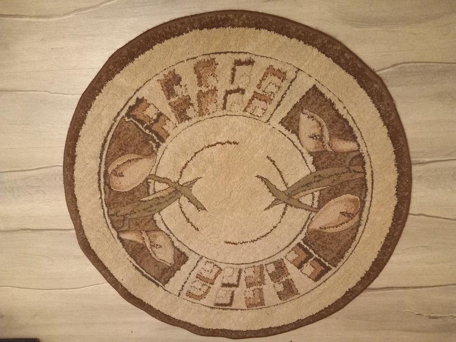 Sprzedam okrągły dywanik średnica 90 cm.