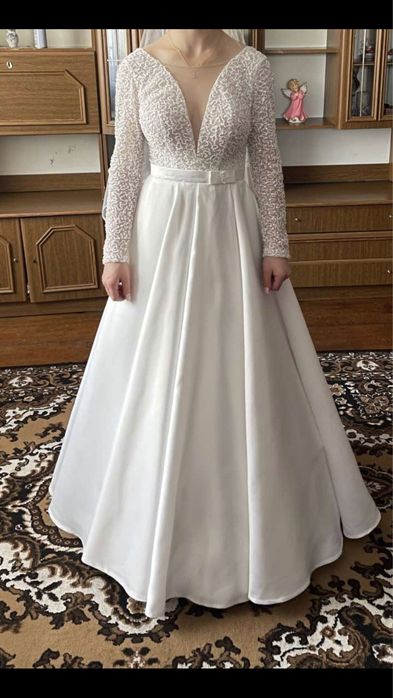 Продається весільна сукня.