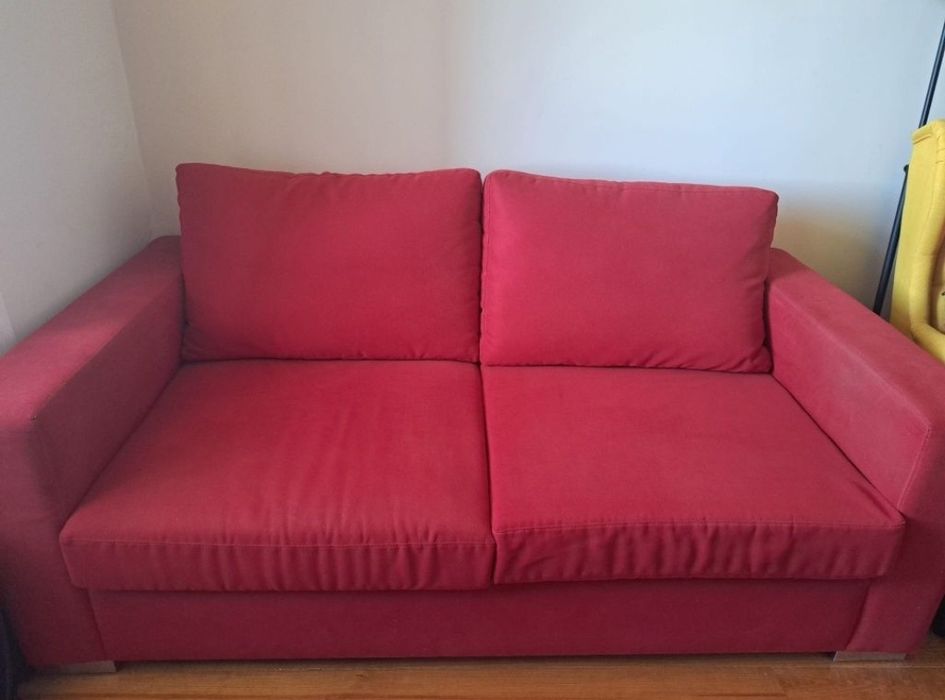 Sofá Cama vermelho, em excelente estado