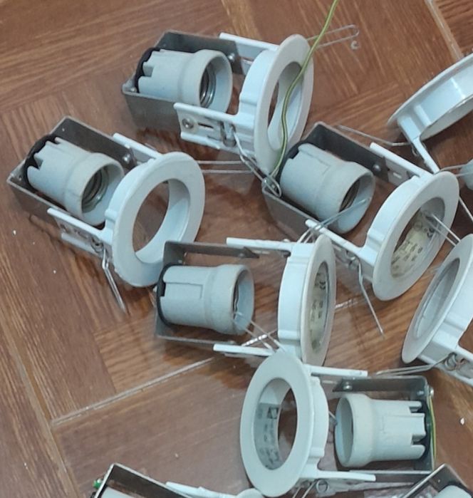 Apliques de tecto com casquilos de cerâmica.