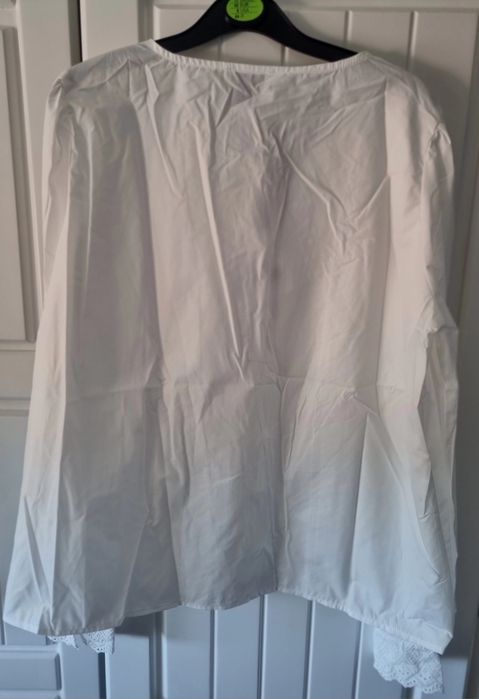 Camisa branca, manga comprida, com bordado inglês.  L