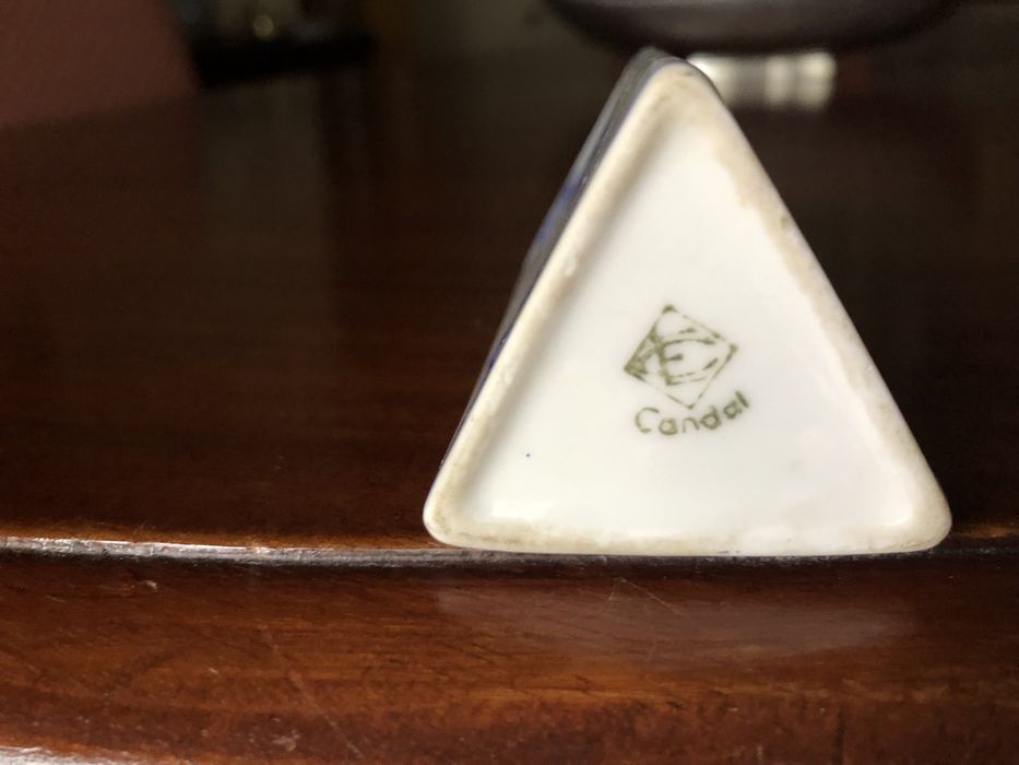 Paliteiro triangular em porcelana