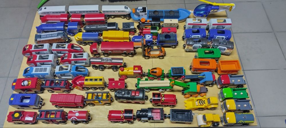 Zestaw pociągów, wagoników i ludzików Brio