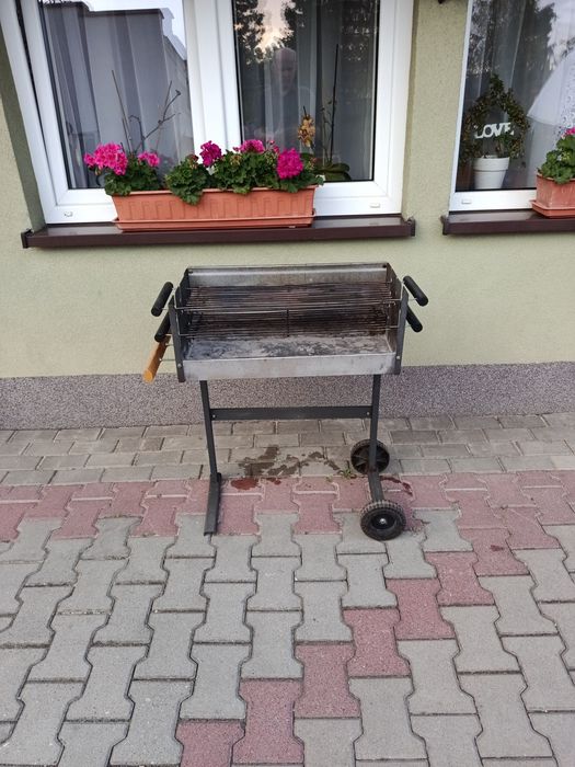 Grill ogrodowy węglowy