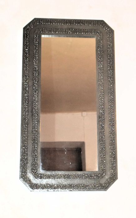 Espelho com moldura em folha de estanho.