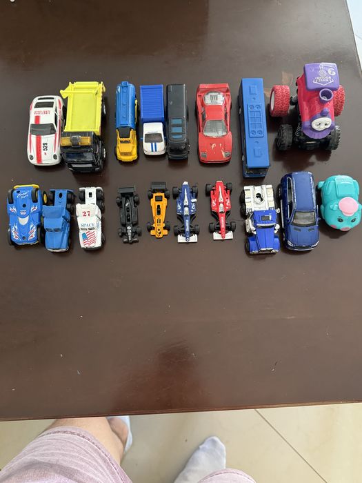 Машинки (модельки ).