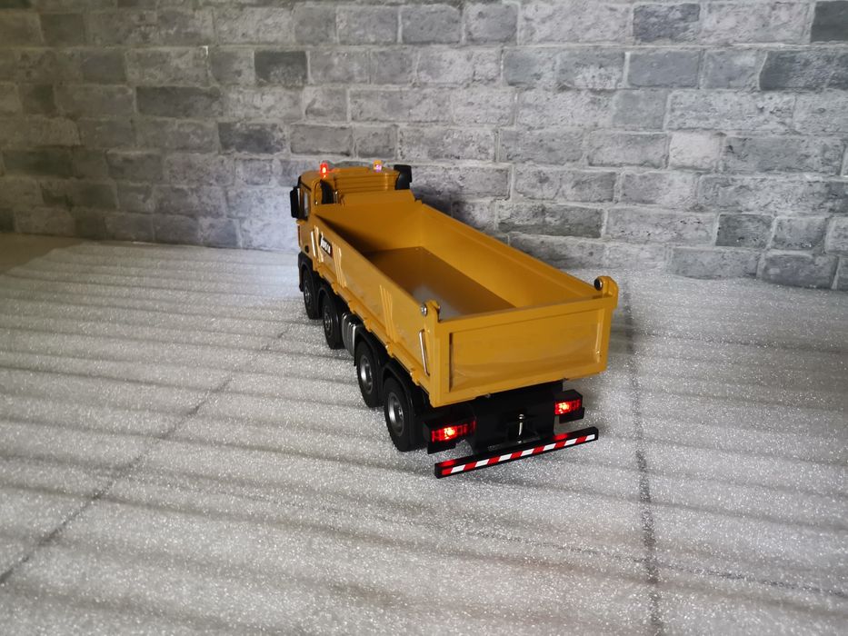 Camião RC basculante 8x4 Huina 1536 4 eixos 12 canais 2,4Ghz