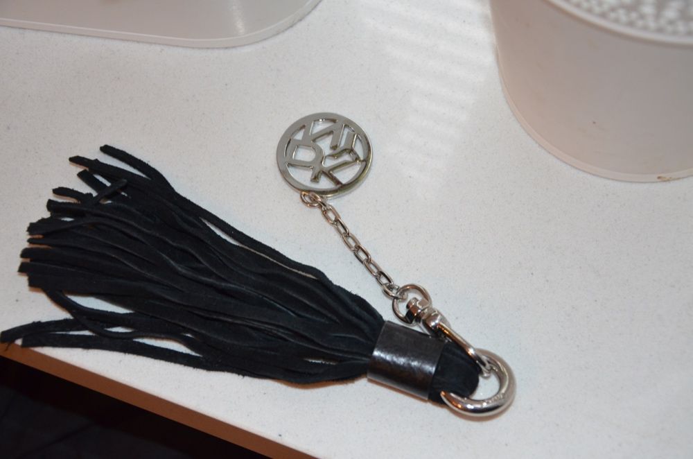 DKNY zawieszka brelok/przywieszka/ frędzle