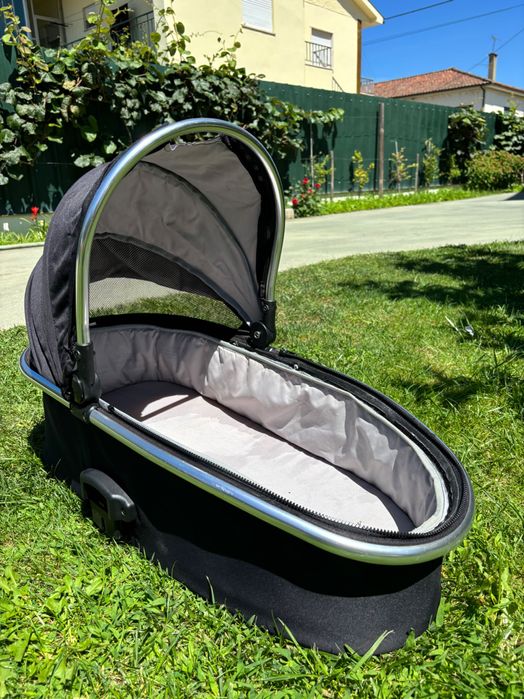 Carrinho com cadeiras e alcofa