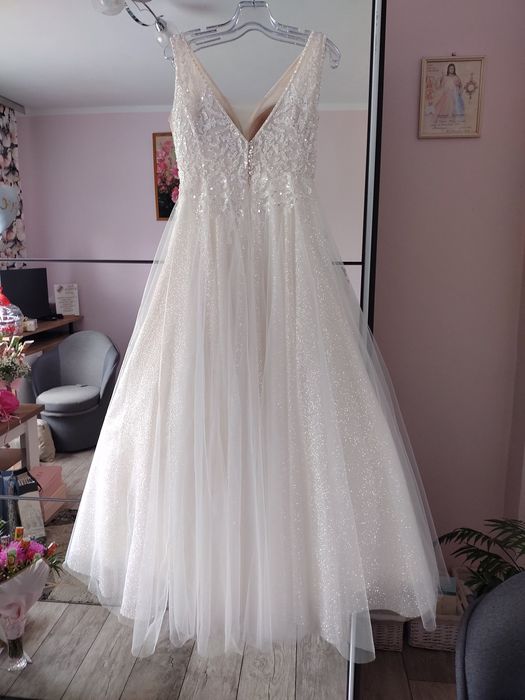 Błyszcząca suknia ślubna