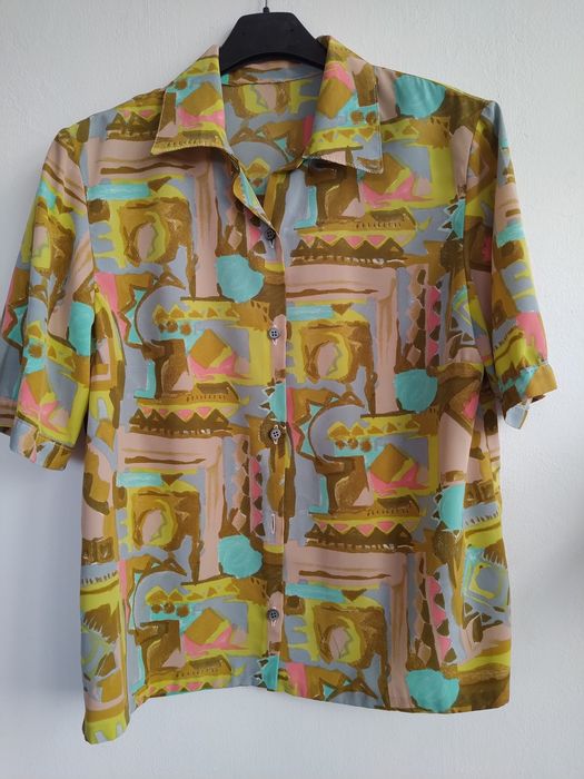 Blusa com padrão, acetinada - Tamanho L/XL