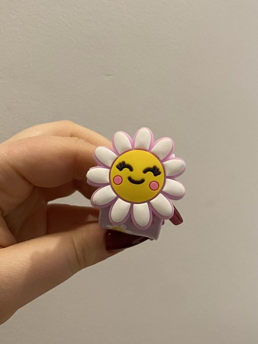 Wesoła, urocza opaska/bransoletka na rękę z kwiatkiem