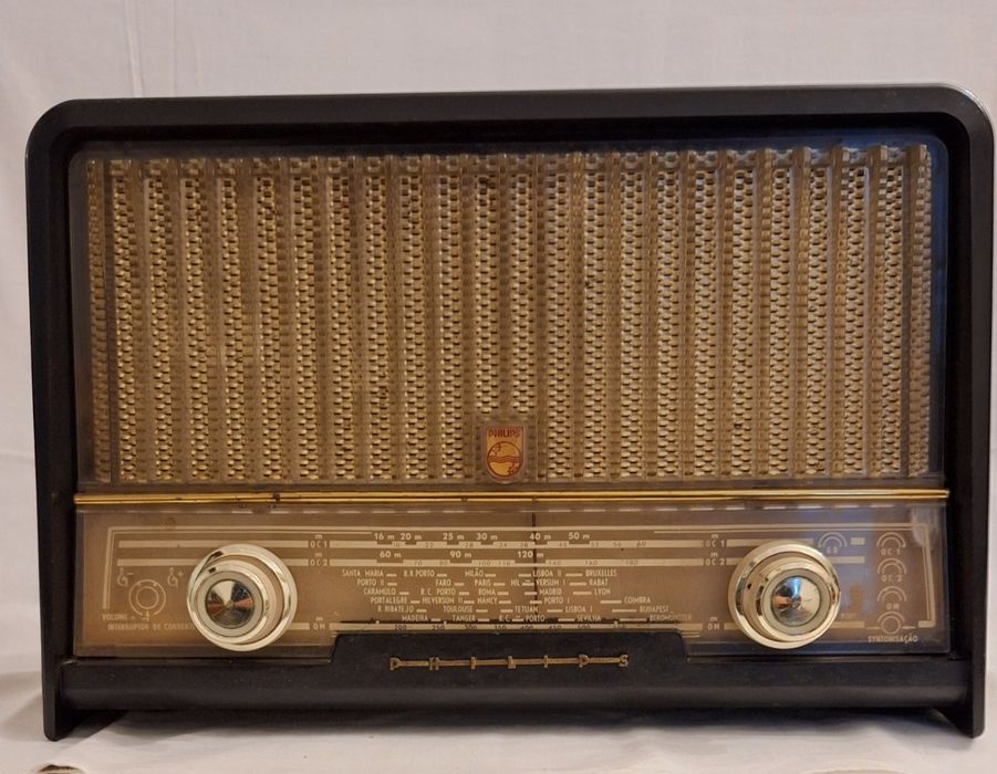 Radio antigo   com cerca de 70 anos