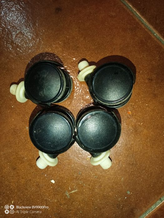 Quatro rodas pequenas de carrinhos de apoio
