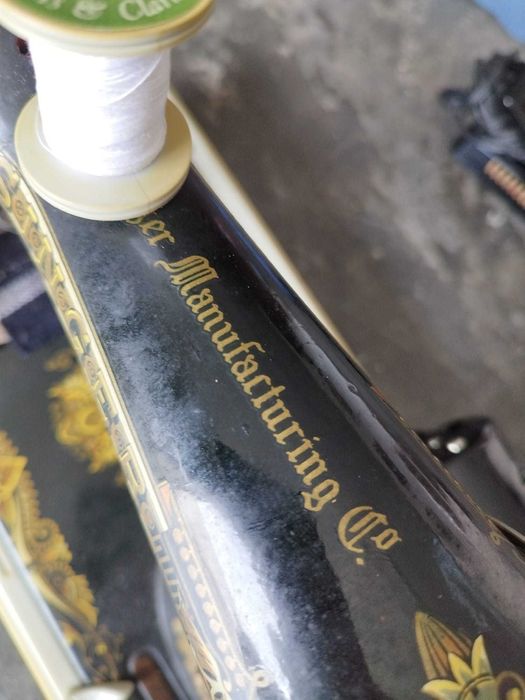 Máquina de costura antiga Singer com pedal e caixa