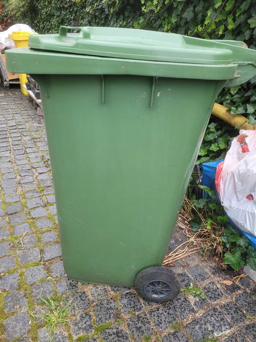 Pojemnik kubeł kosz na odpady smieci duży 240l na kołach używany.