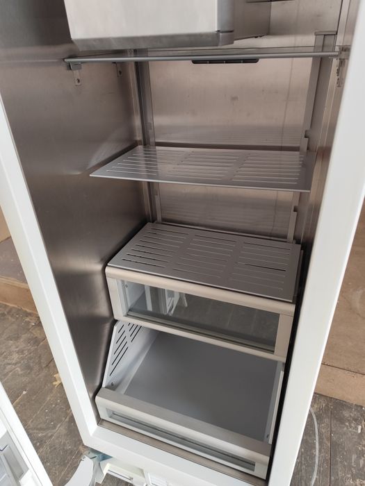Zamrażarka z kostkarką do lodu Gaggenau RF463201 pod zabudowę 291 l.